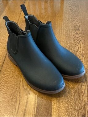 Woman’s Bogs black pull on bootie. Size 9. Waterproof. Back loop. Barely worn!